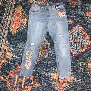 Jean jegging. Frayed hem. Roses embroidery patches
